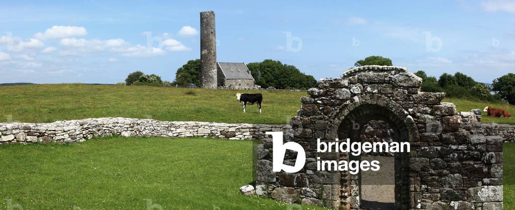 The Roundtower on Holy Island at Lough Derg; County Clare, Ireland (photo)