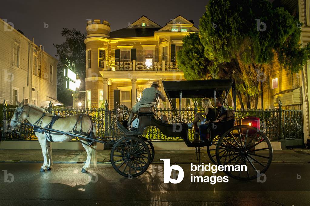 USA, Louisiana, French Quarter, New Orleans, Tourist travelling with horse carriage (photo)