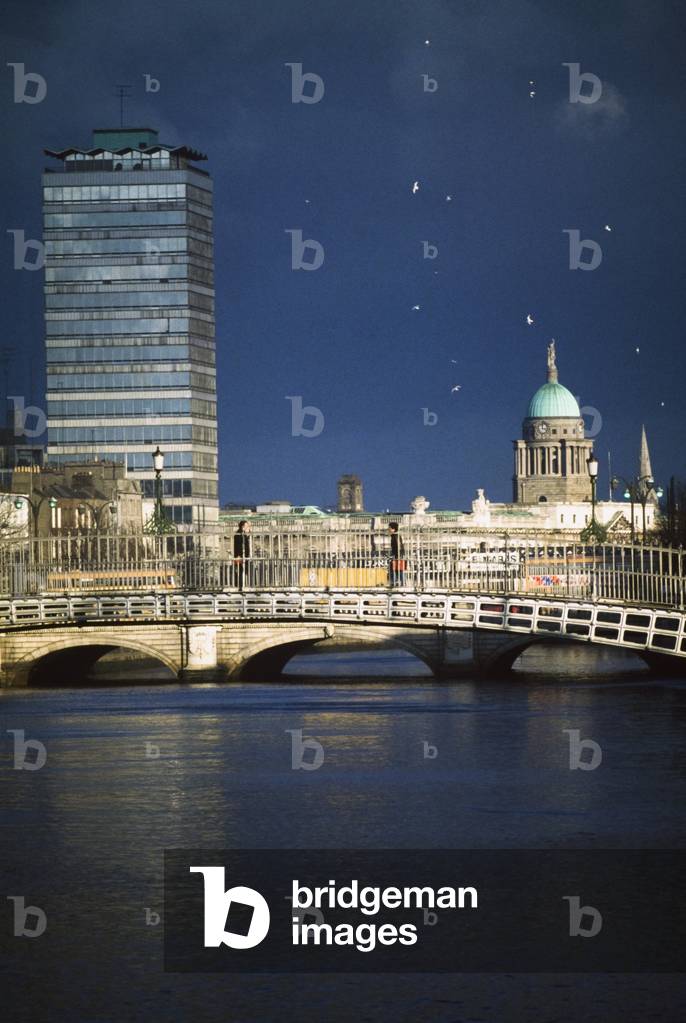 Dublin, Co Dublin, Ireland, River Liffey And Ha'penny Bridge (photo)