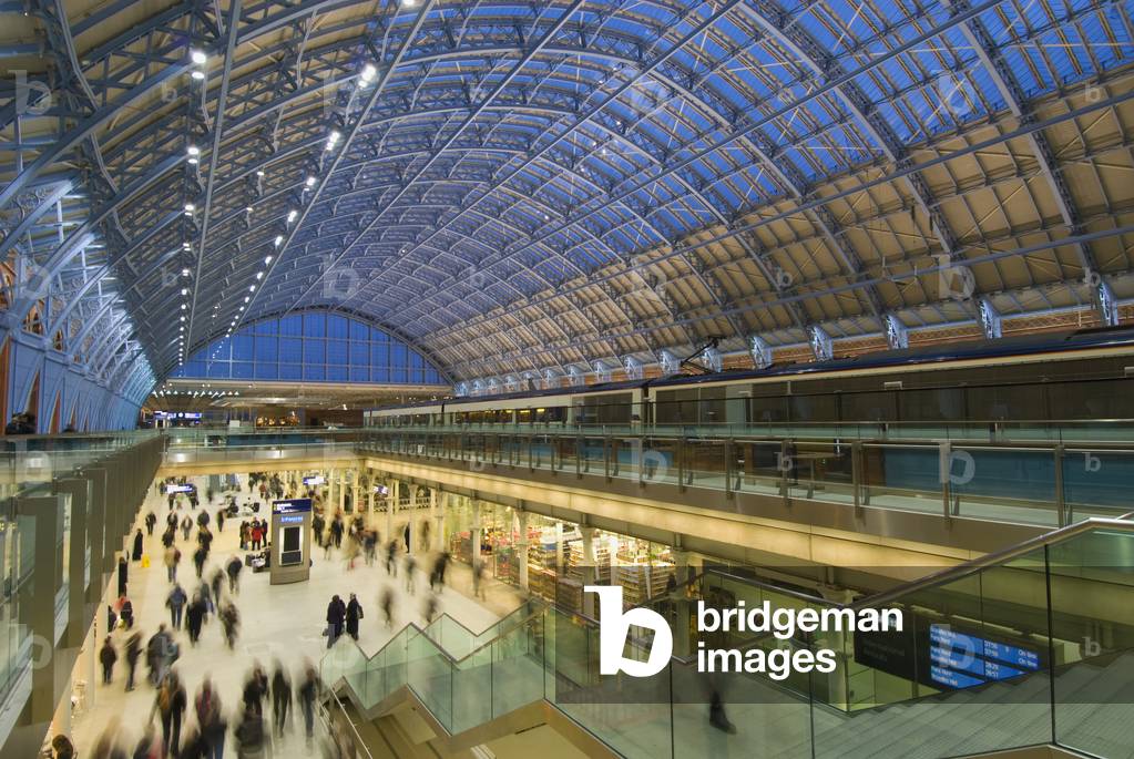 Shopping Area of Eurostar Terminal at St Pancras Station, London, England, UK (photo)
