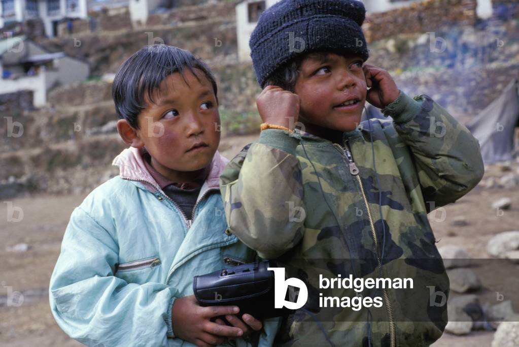 Children with Curiosity (photo)