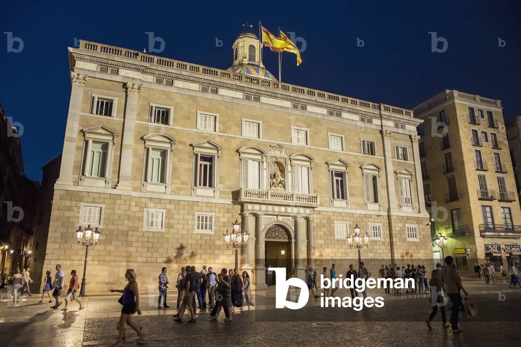 Spain, View of city square at dusk, Barcelona (photo)