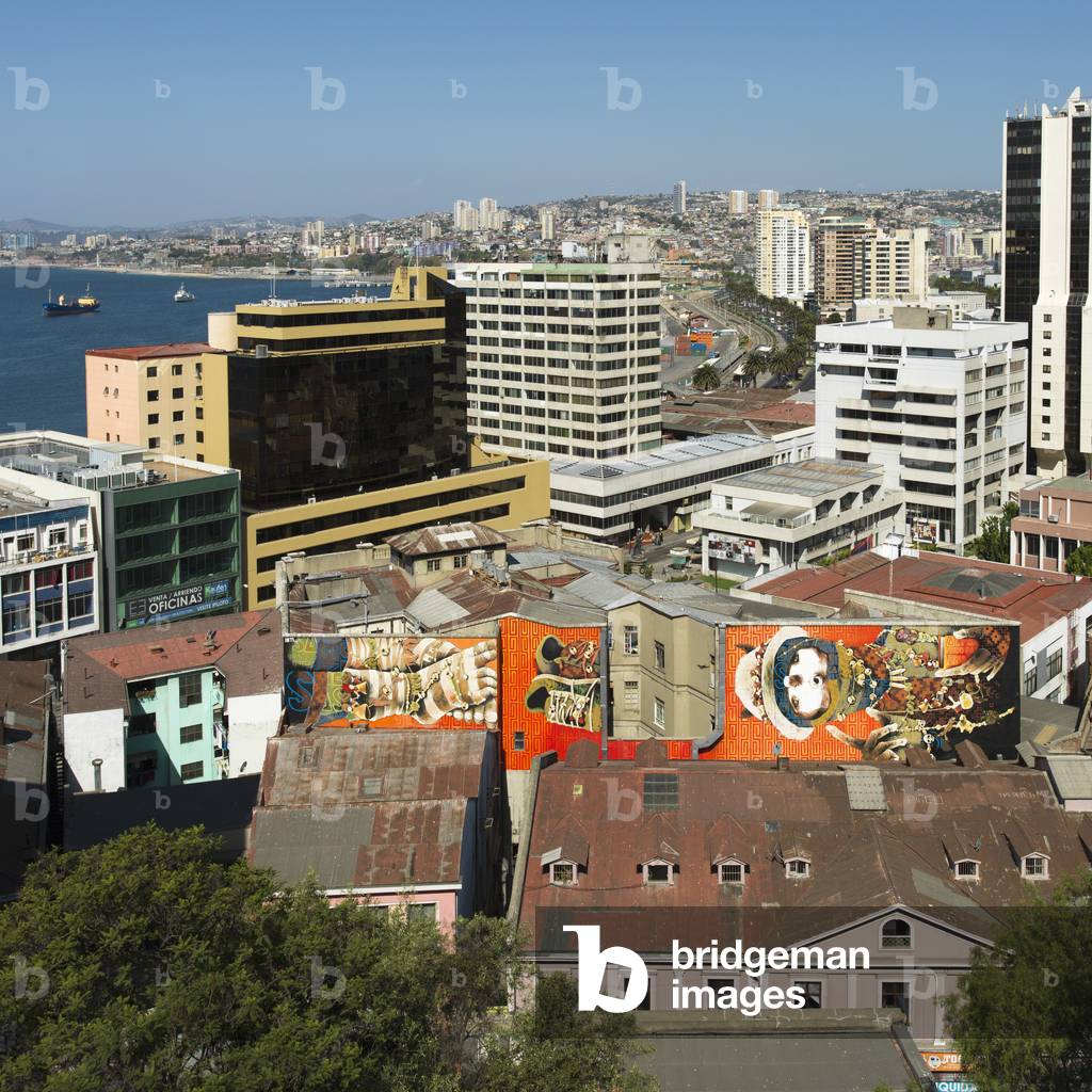 View of buildings in the city and boats in the harbour, Valparaiso, Chile (photo)