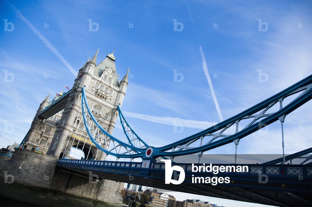 Tower bridge on the river Thames, London, England (photo)