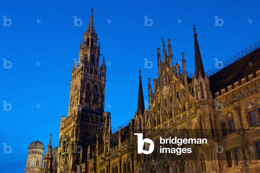 Germany, Bavaria, Rathaus on Marienplatz at dusk, Munich (photo)