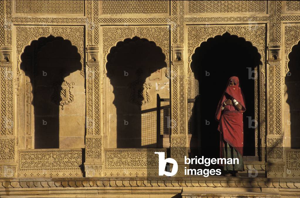 Woman in Archway, Jaisalmer, Rajasthan, India (photo)