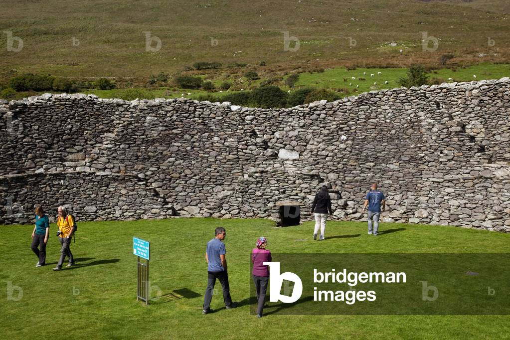 Tourists at the Staigue fort; County Kerry, Ireland (photo)