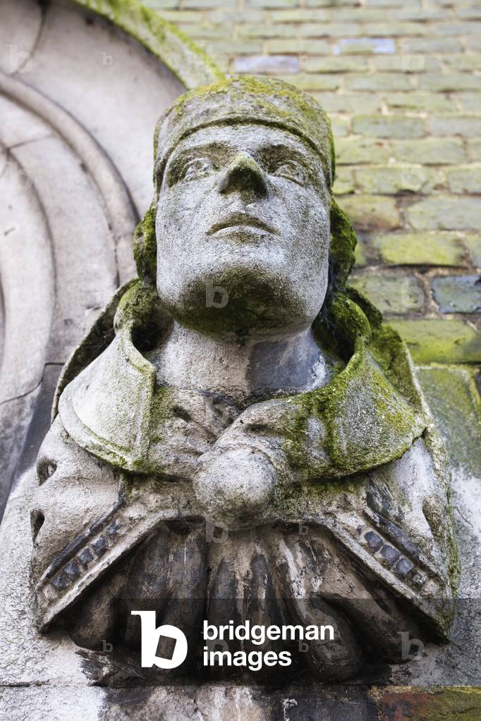 Statue covered in moss at Winchester College, Winchester, Hampshire, England, UK  (photo)