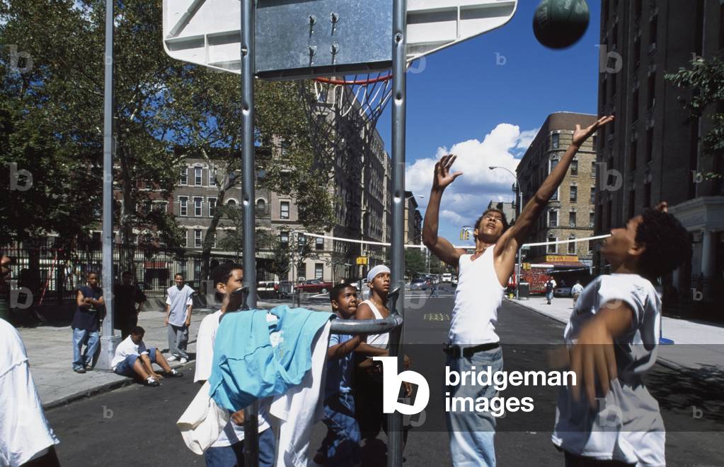 Teenagers playing Basketball, New York, USA (photo)