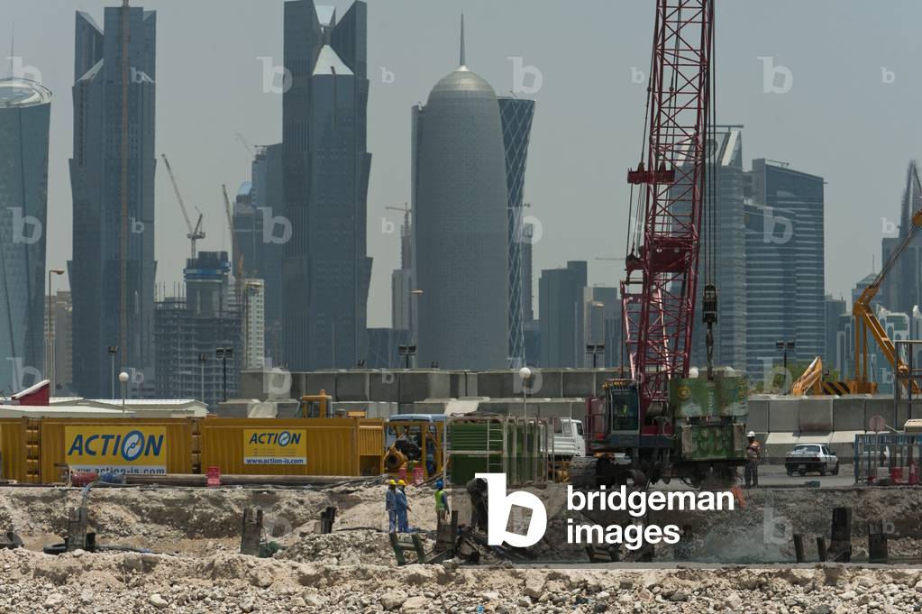 Construction work in the harbour, Doha, Qatar (photo)