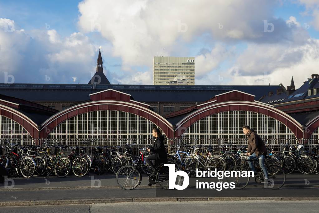 Denmark, Cyclists passing in front of Central Station, Copenhagen (photo)