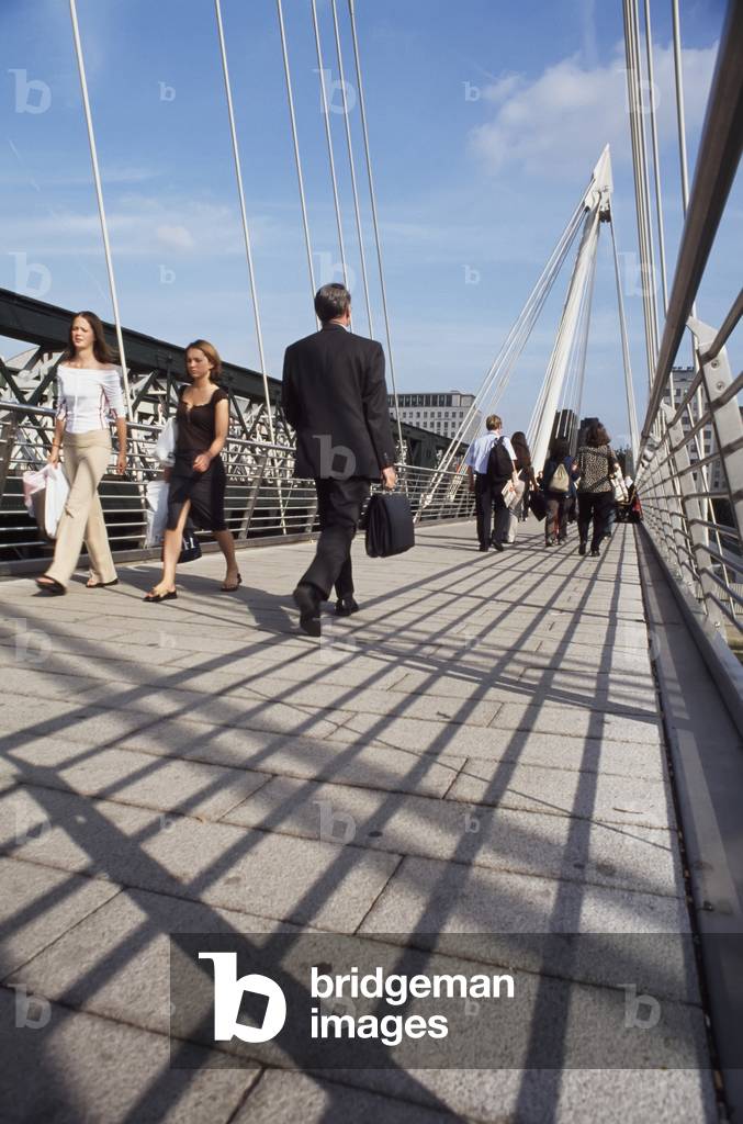 Pedestrians on Hungerford Bridge, London, England, UK (photo)