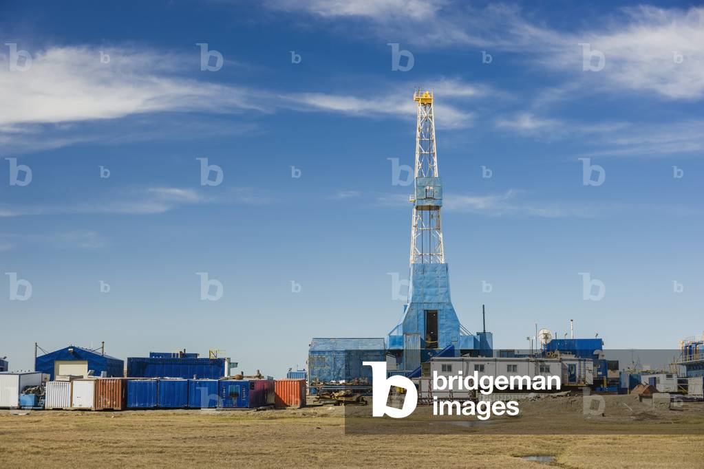 Oil and gas drill rig with surrounding infrastructure, Prudhoe Bay, Arctic Alaska, USA, Summer (photo)