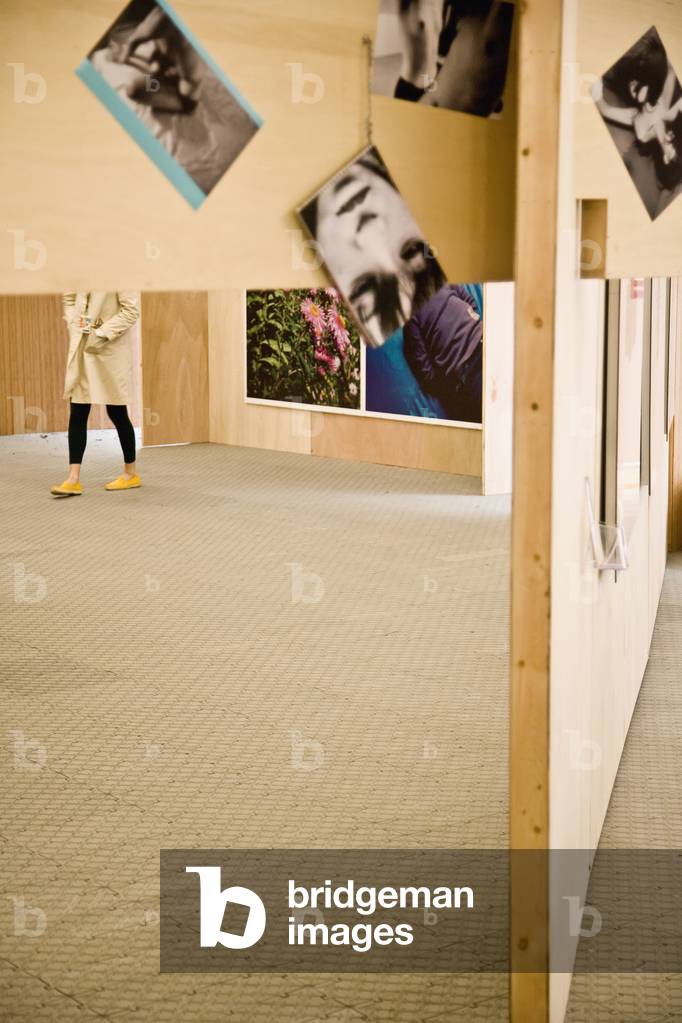 Woman in Art Gallery, Brooklyn, New York, USA (photo)