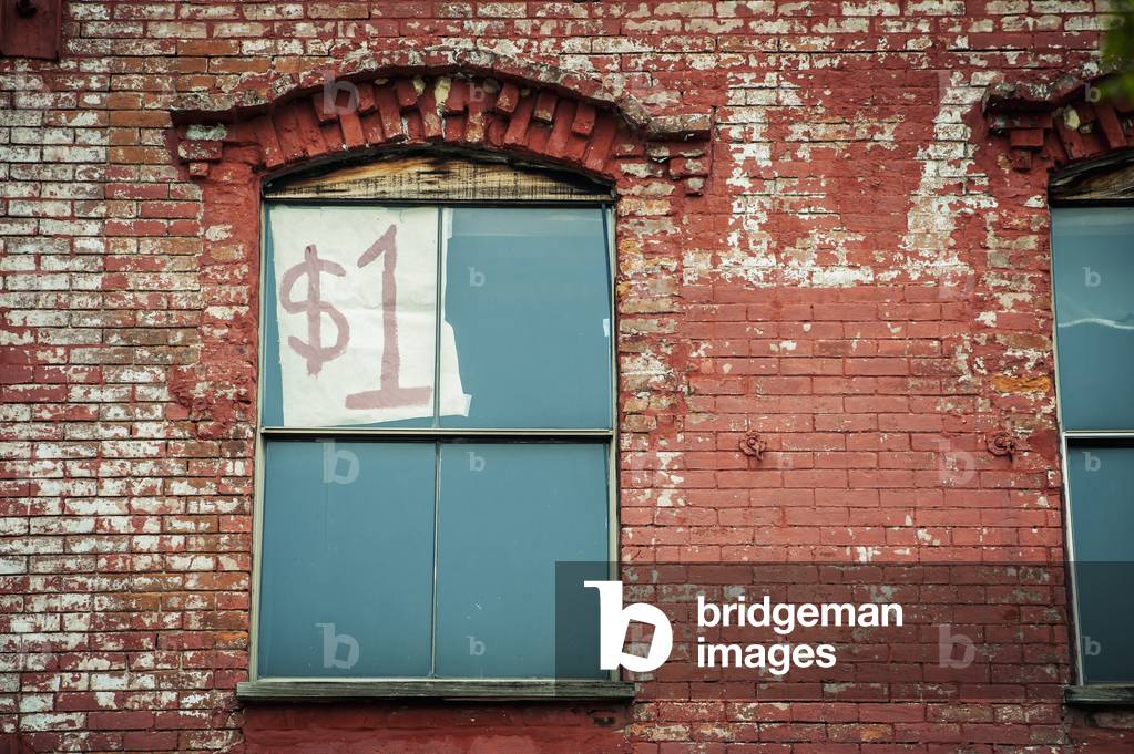 USA, Mississippi, One dollar written on paper in window, Vicksburg (photo)