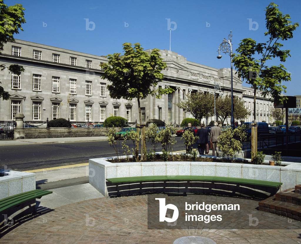 Street View With Impressive Neoclassical Building (photo)