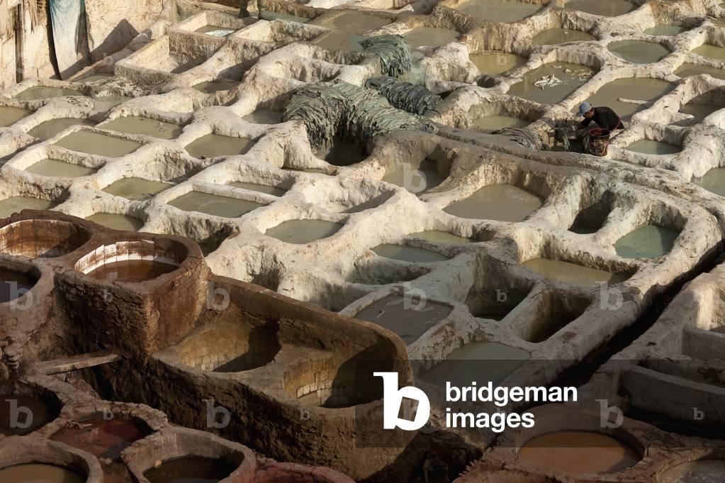 Morocco, Man working in tannery, Fez (photo)