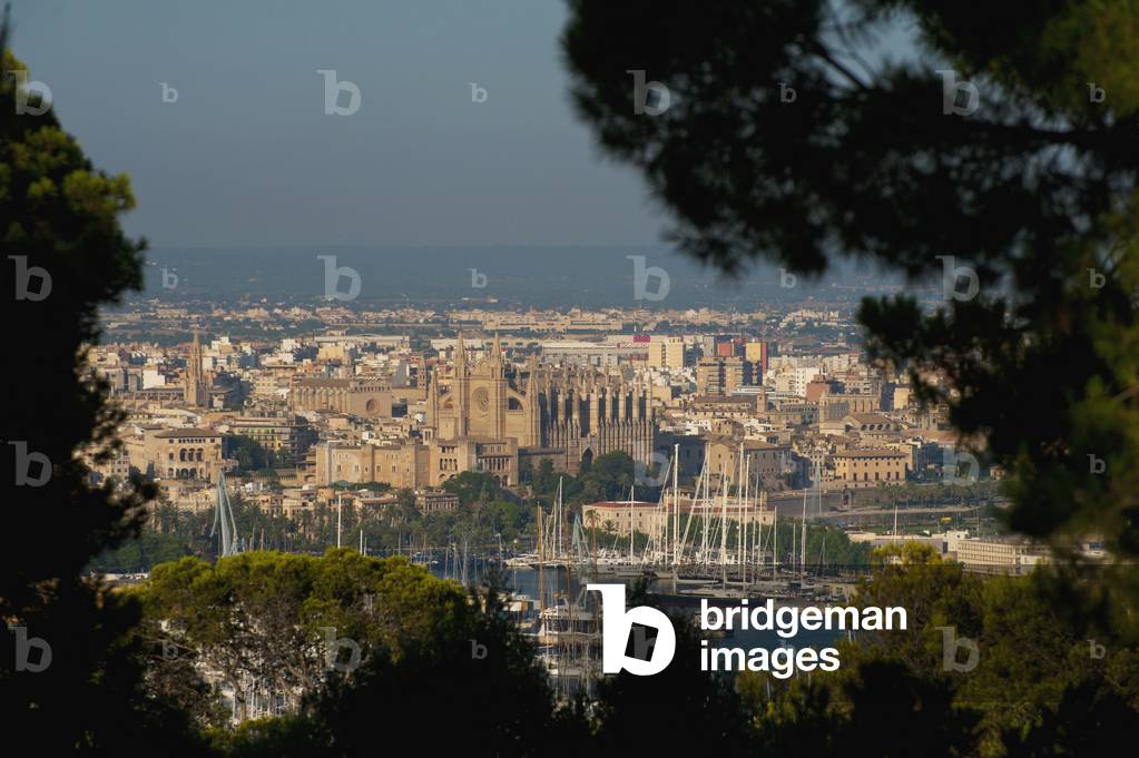 Spain, Majorca, View across Parc de Bellver to port and cathedral, Palma (photo)