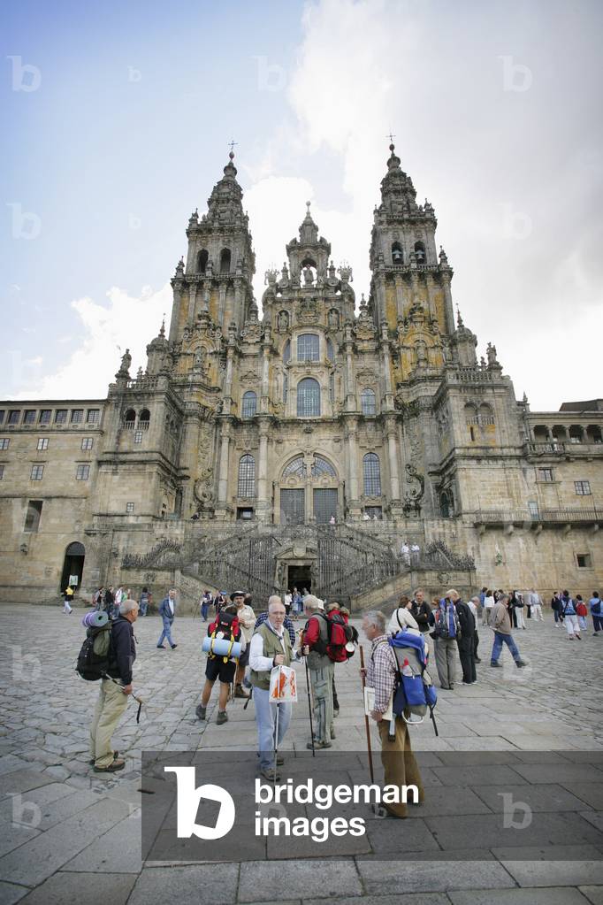 Spain, Galicia, Pilgrims Standing in Plaza Del Obradoiro in Front of Santiago De Compostela Cathedral, Santiago De Compostela (photo)