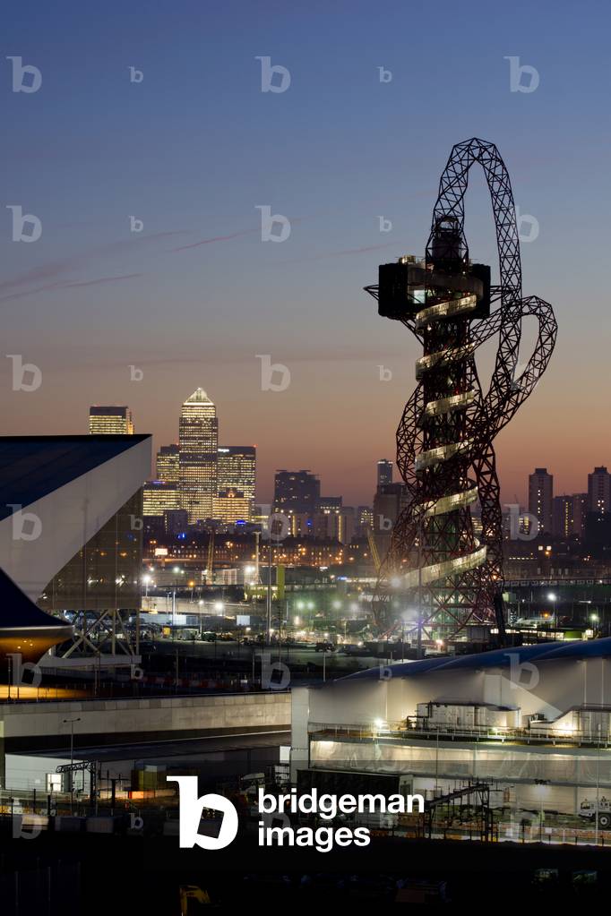 UK, England, London, Canary Wharf and Orbit (photo)