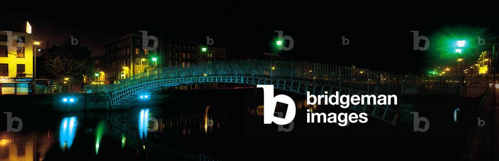 Ha'penny Bridge, River Liffey, Dublin, Ireland (photo)