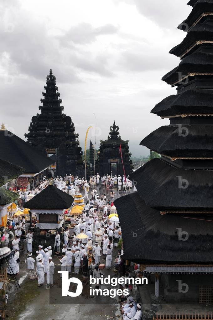 People at Pura Besakih Temple, Bali, Indonesia (photo)