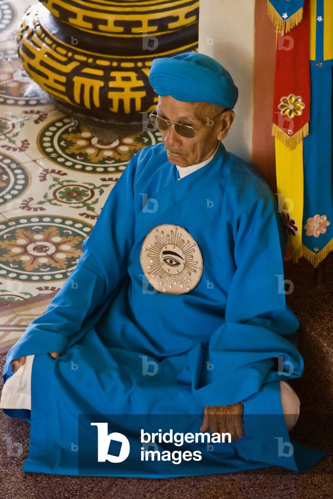 Buddhist Monk sitting in Temple, Hoa Thanh District, Vietnam (photo)