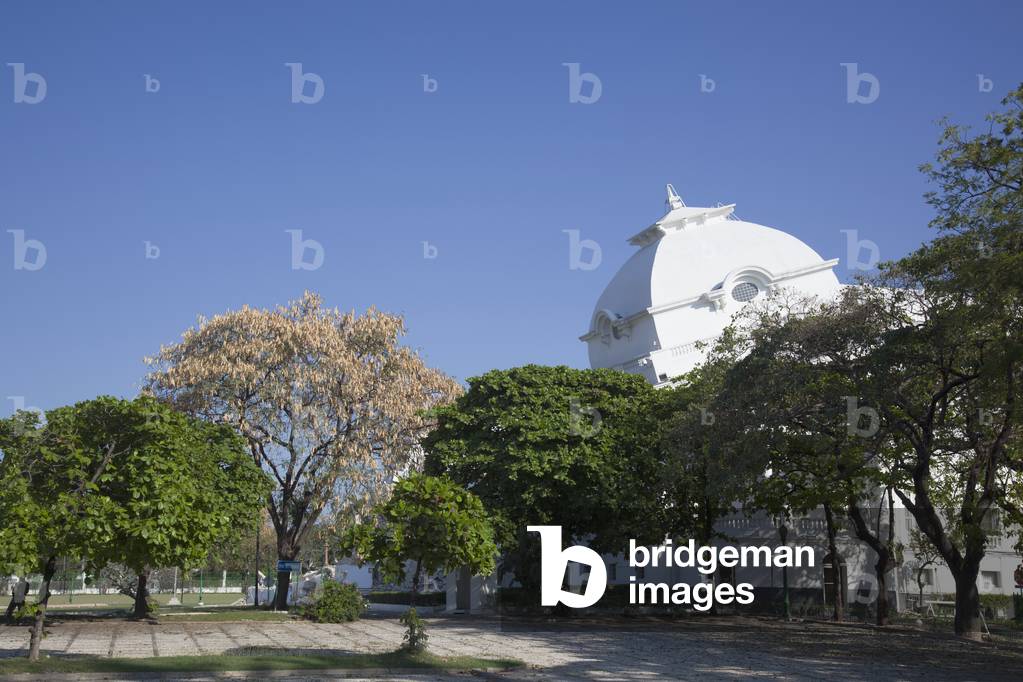 The Presidential Palace Leans after being Damaged in the Earthquake, Port-Au-Prince, Haiti (photo)