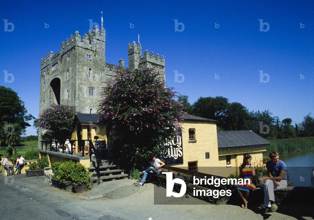 Bunratty Castle And Durty Nellies, Bunratty Village, Co Clare, Ireland (photo)