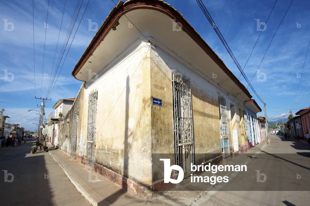 Buildings along the street in old town, Trinidad, Cuba (photo)