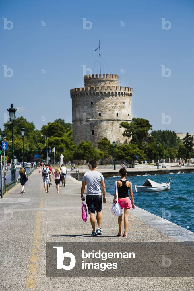 Greece, Couple walking towards White Tower, Thessaloniki (photo)