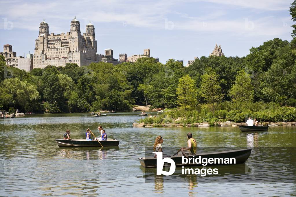 People boating in Central Park, New York, USA (photo)