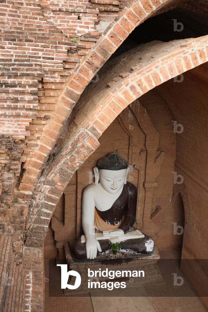 Burma/ Myanmar, Buddha statue in Buddhist pagoda, Bagan (photo)