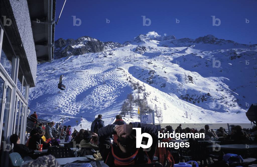 Café Scene with Mountain View (photo)