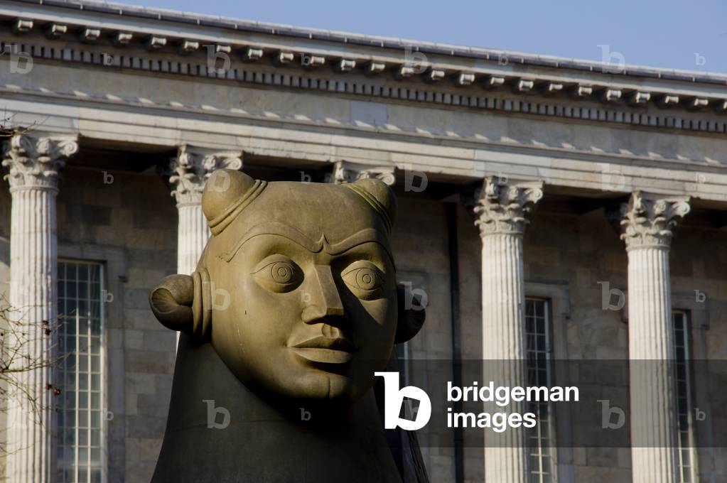 UK, England, Birmingham, Sphinx Statue and Town Hall (photo)