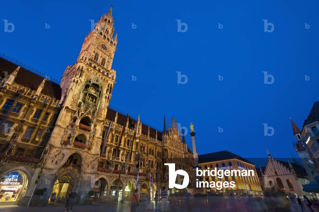 Germany, Bavaria, Rathaus on Marienplatz at dusk, Munich (photo)
