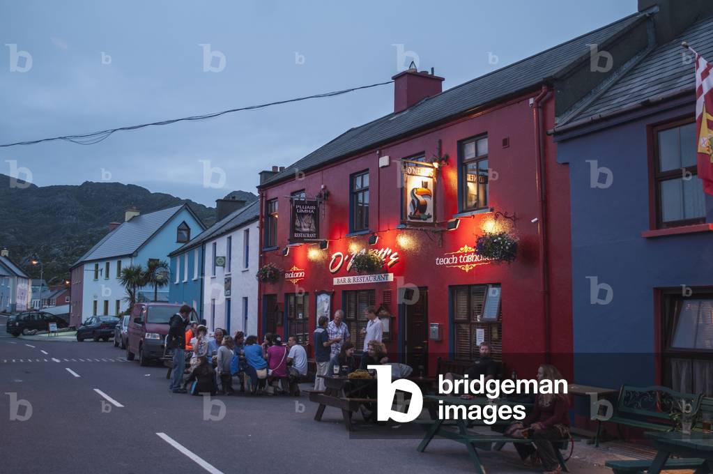 UK, Ireland, County Cork, Allihies, Pubs at dusk (photo)