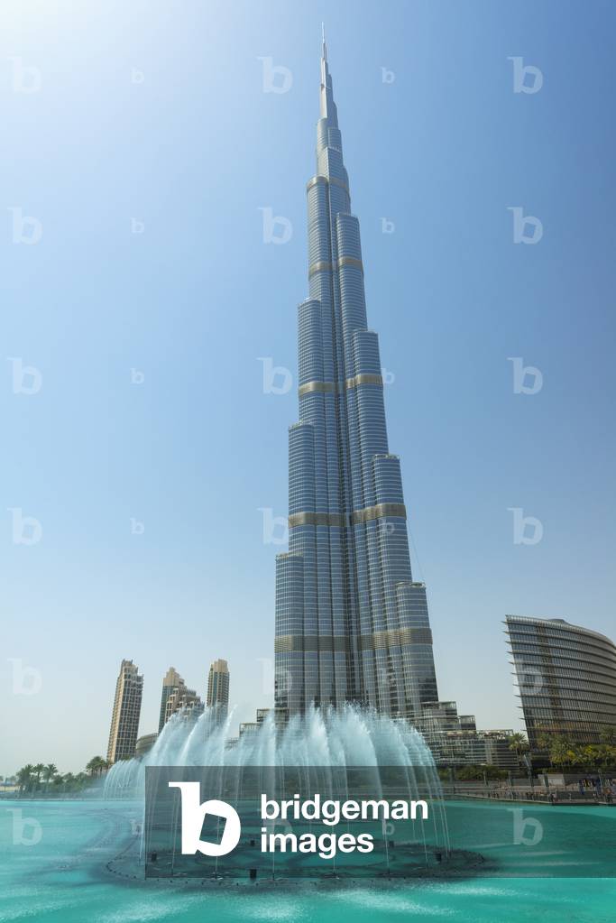 Fountains in front of the Burj Khalifa, Dubai, United Arab Emirates (photo)