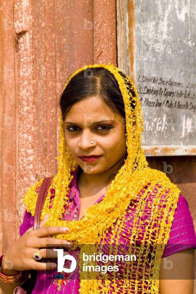 Woman in colourful Costume Sari, Old Delhi, India (photo)