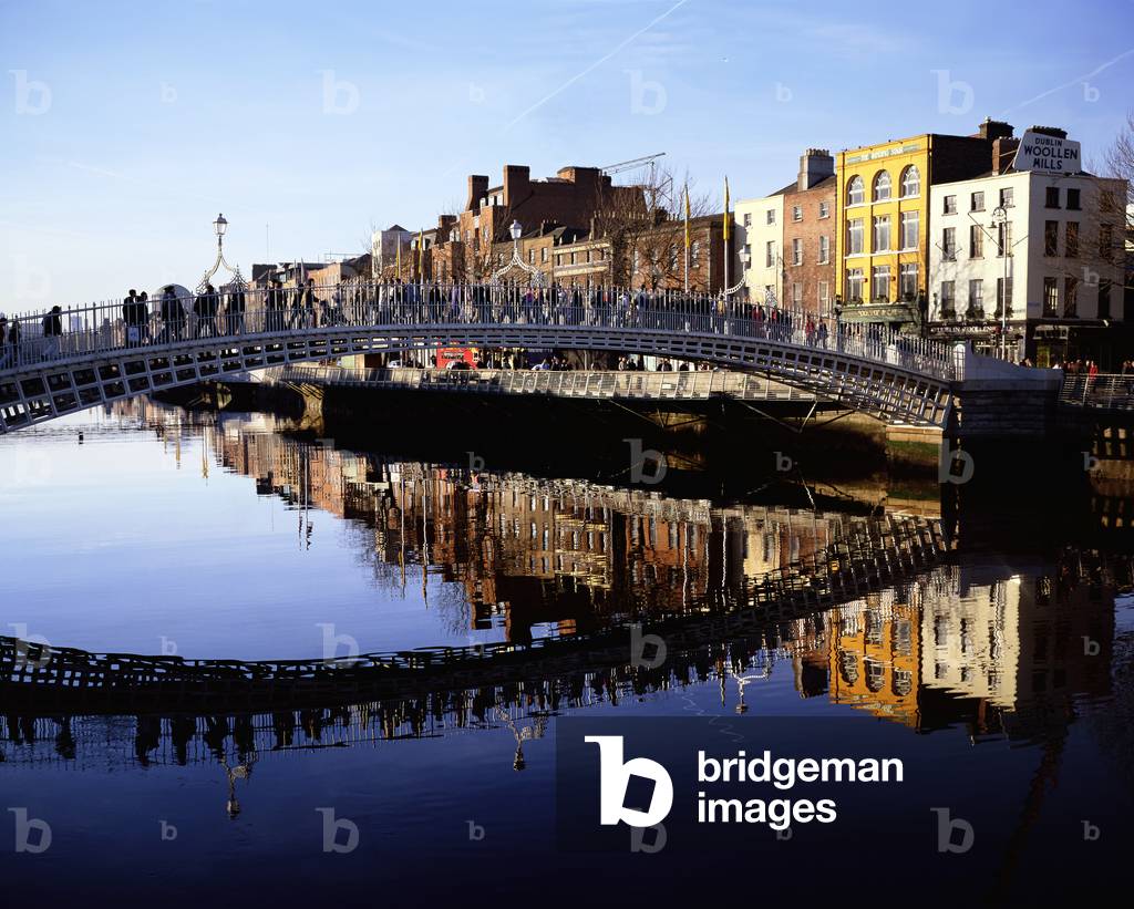 Ha’Penny Bridge, River Liffey, Dublin, Ireland (photo)