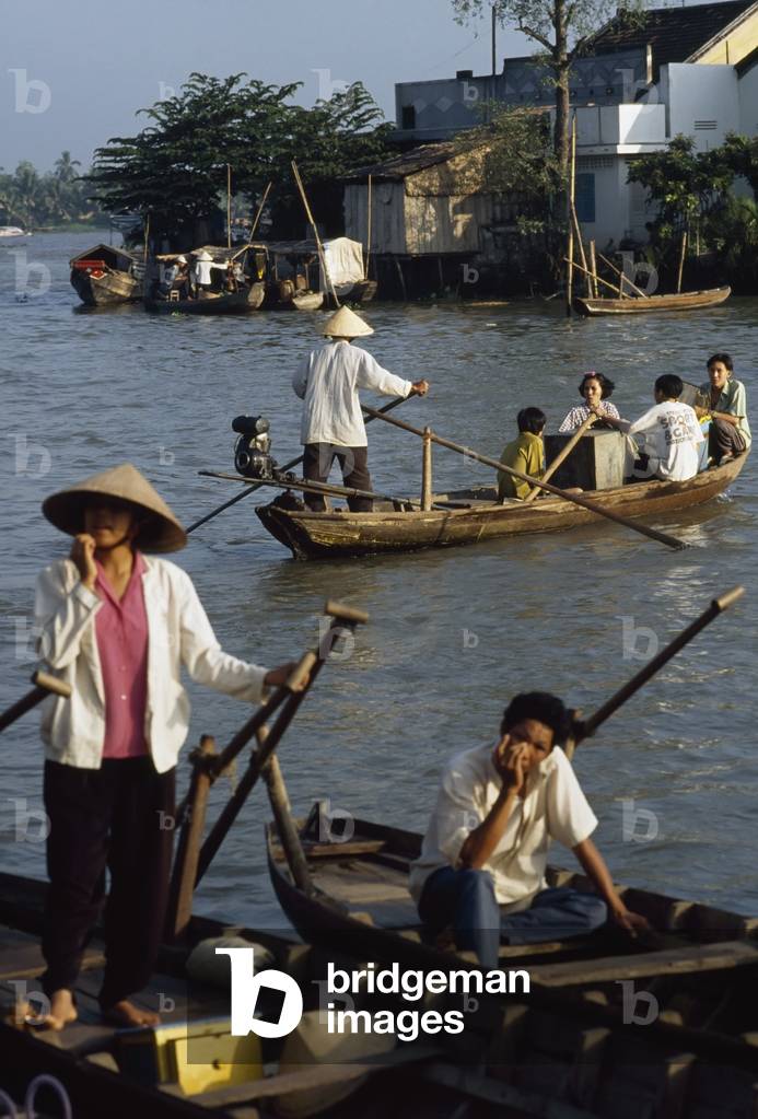 Life  and Traders on The Mekong River (photo)