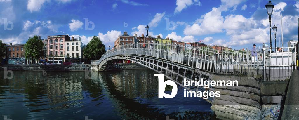 Ha'penny Bridge & River Liffey, Dublin, Ireland (photo)