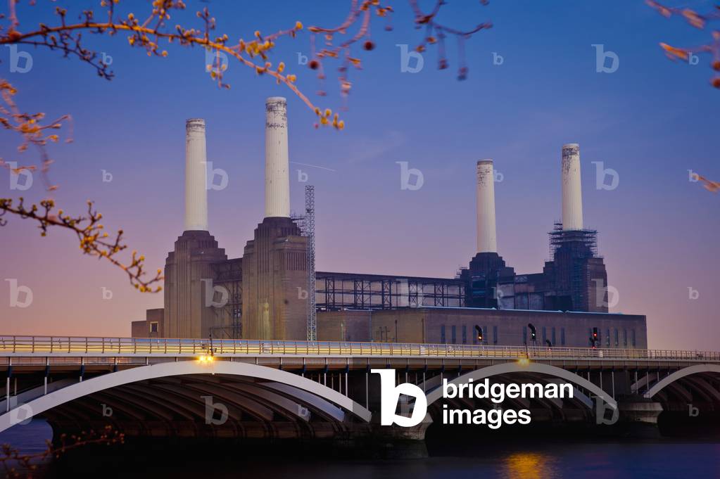 UK, England, UK , View of Battersea Power Station from Chelsea Bridge, London (photo)