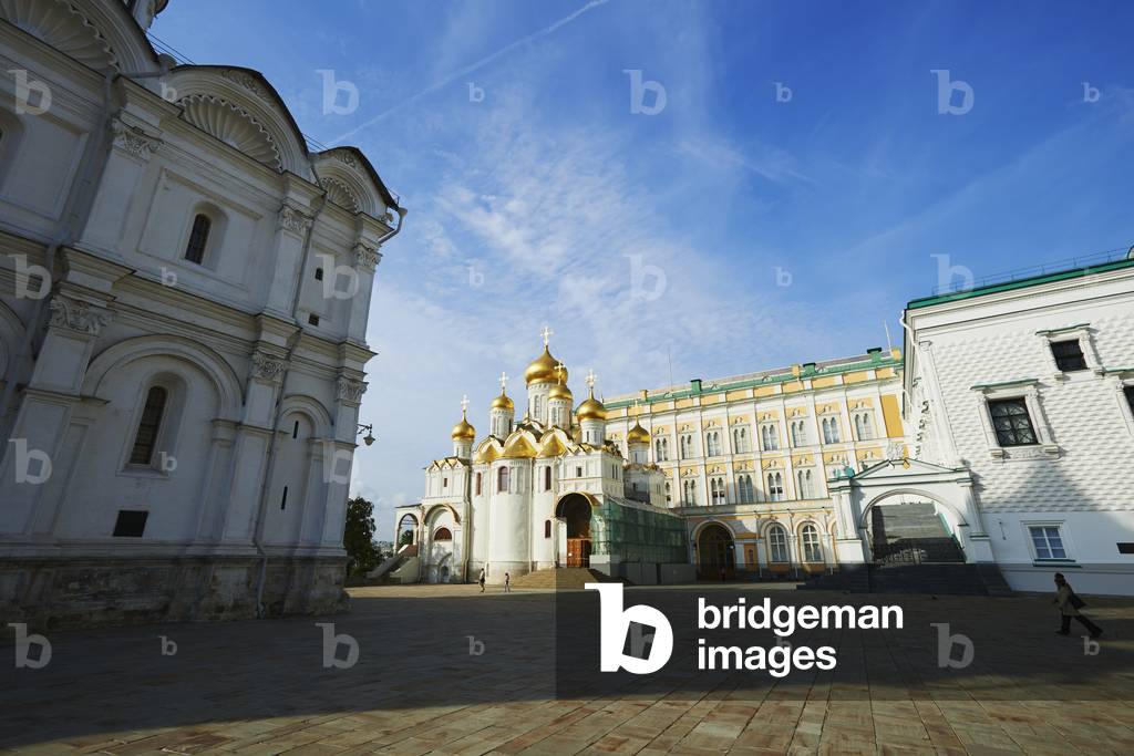View of Annunciation Cathedral, Archangel Cathedral, and Palace Square in Kremlin, Moscow, Russia (photo)