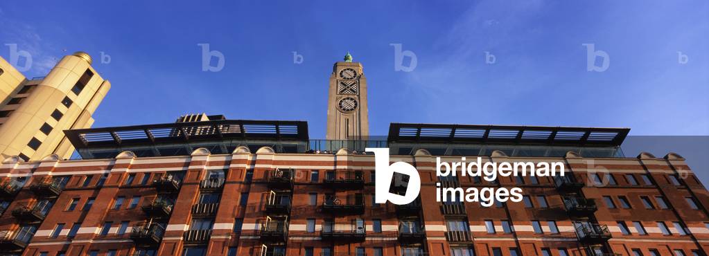 Oxo Tower on Southbank of Thames, Low Angle View, London, England, UK (photo)