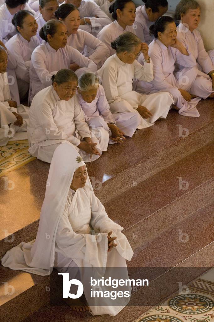 Nun and Congregation of Cao Dai, Tay Nihn, Vietnam (photo)