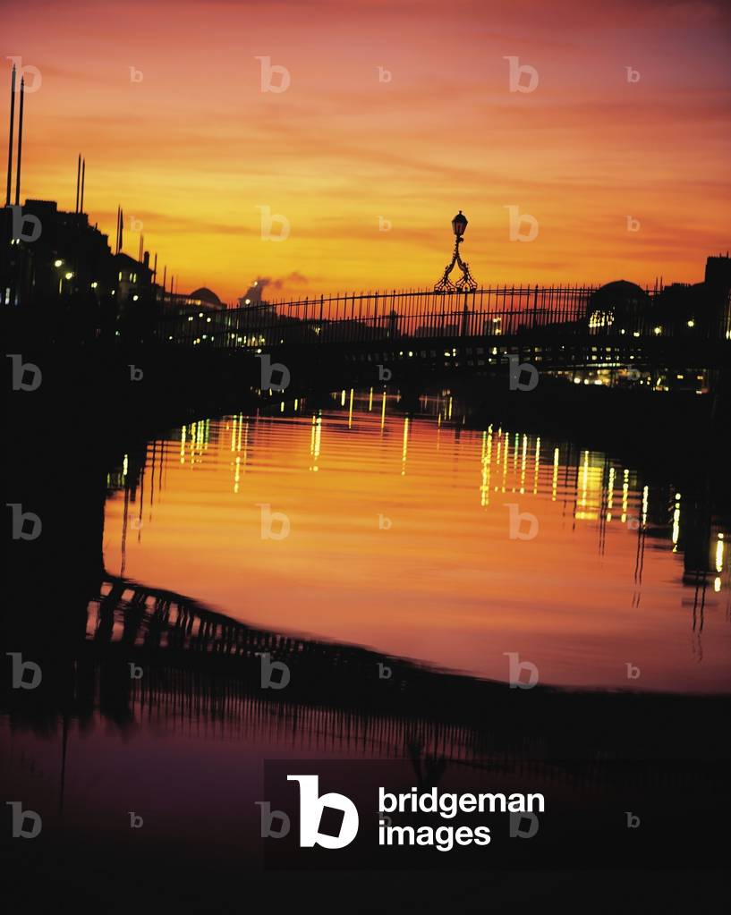 Ha'penny Bridge, River Liffey, Dublin, Ireland (photo)