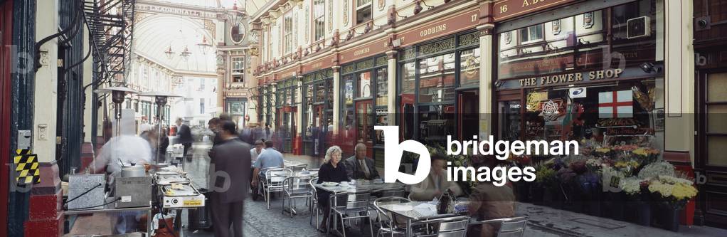 People Having Lunch at Streetside Café, London, England, UK (photo)