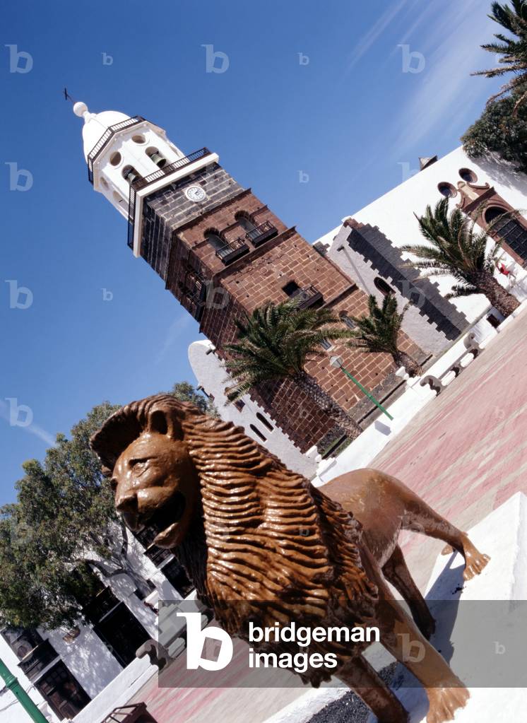 Church  and Statue in Main Square, Teguise, Lanzarote, Canary Islands, Spain (photo)