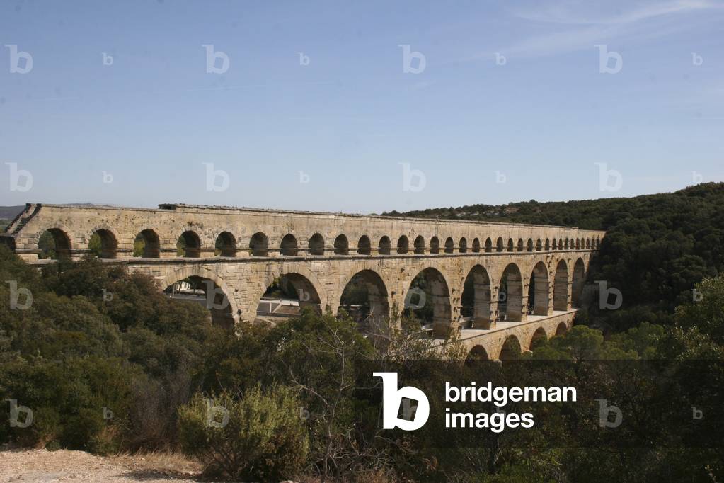 View of the the Pont du Gard, Nimes, France (photo)